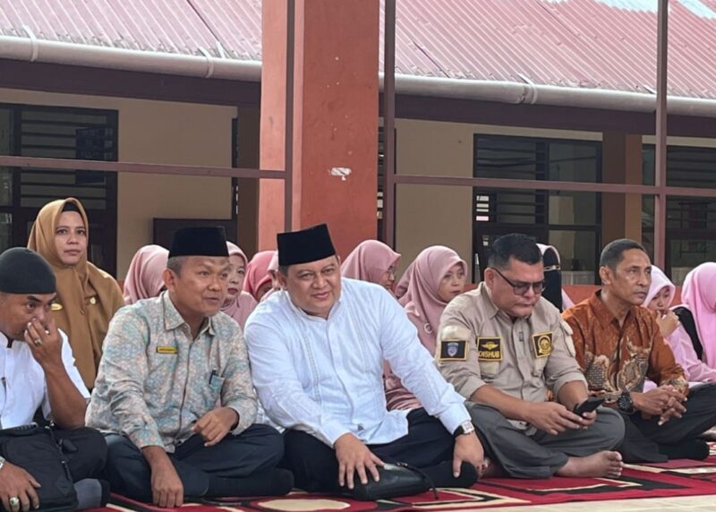Ketua IKESMA dan ketua Panitia Reuni Akbar bersama Kepala Sekolah SMA Negeri 1 Payakumbuh