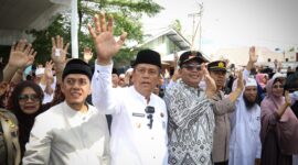 Wakil Wali Kota Payakumbuh Elzadaswarman (berbaju putih dan berpeci hitam) bersama Ketua DPRD Wirman Putra dan sejumlah pejabat serta tokoh masyarakat melambaikan tangan kepada Jamaah Calon Haji (JCH) Kota Payakumbuh Kloter XII yang diberangkatkan ke Embarkasi Padang, Jumat (23/5/2025). Keberangkatan jamaah disambut suasana haru oleh keluarga yang turut hadir di Gelanggang Pacu Kuda Payakumbuh.
