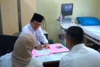 Wali Kota Payakumbuh Zulmaeta melakukan pemeriksaan langsung kepada pasangan ibu hamil saat berkantor di RSUD Adnaan WD, Rabu (28/5/2025).