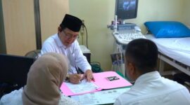 Wali Kota Payakumbuh Zulmaeta melakukan pemeriksaan langsung kepada pasangan ibu hamil saat berkantor di RSUD Adnaan WD, Rabu (28/5/2025).