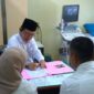 Wali Kota Payakumbuh Zulmaeta melakukan pemeriksaan langsung kepada pasangan ibu hamil saat berkantor di RSUD Adnaan WD, Rabu (28/5/2025).