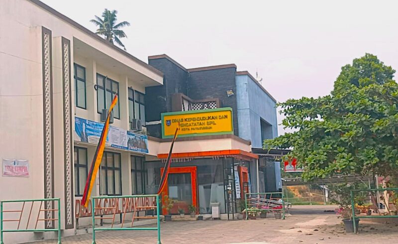 Tampak depan Kantor Dinas Kependudukan dan Pencatatan Sipil (Disdukcapil) Kota Payakumbuh yang menjadi pusat pelayanan administrasi kependudukan bagi masyarakat.