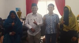 Wali Kota Payakumbuh Zulmaeta (kedua kiri) berfoto bersama Syahdan (kedua kanan), siswa SMA Negeri 1 Payakumbuh yang akan berlaga di Water Rocket Competition 2025, didampingi orang tua dan guru pendamping di Balai Kota Payakumbuh, Rabu (01/10/2025).
