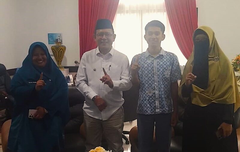 Wali Kota Payakumbuh Zulmaeta (kedua kiri) berfoto bersama Syahdan (kedua kanan), siswa SMA Negeri 1 Payakumbuh yang akan berlaga di Water Rocket Competition 2025, didampingi orang tua dan guru pendamping di Balai Kota Payakumbuh, Rabu (01/10/2025).