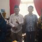 Wali Kota Payakumbuh Zulmaeta (kedua kiri) berfoto bersama Syahdan (kedua kanan), siswa SMA Negeri 1 Payakumbuh yang akan berlaga di Water Rocket Competition 2025, didampingi orang tua dan guru pendamping di Balai Kota Payakumbuh, Rabu (01/10/2025).