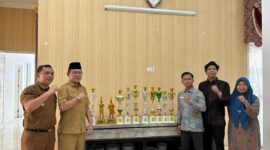 Wali Kota Payakumbuh Zulmaeta (kedua kiri) berfoto bersama jajaran guru SD IT IPHI Payakumbuh saat memperlihatkan deretan piala yang diraih Marching Band Gema Nada sebagai Juara Umum Junior Brass pada Kejuaraan Marching Band Piala Raja Hamengkubuwono X 2025 di Yogyakarta, Selasa (14/10/2025).