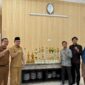 Wali Kota Payakumbuh Zulmaeta (kedua kiri) berfoto bersama jajaran guru SD IT IPHI Payakumbuh saat memperlihatkan deretan piala yang diraih Marching Band Gema Nada sebagai Juara Umum Junior Brass pada Kejuaraan Marching Band Piala Raja Hamengkubuwono X 2025 di Yogyakarta, Selasa (14/10/2025).