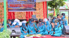 Sejumlah perempuan berpakaian adat Minangkabau mengikuti prosesi tradisi Maanta Pamboli dalam kegiatan Satu Nagari Satu Event di Kanagarian Aua Kuniang, Kota Payakumbuh, Minggu (19/10/2025). Kegiatan ini menjadi bagian dari program pelestarian adat dan budaya yang digagas Pemerintah Kota Payakumbuh melalui Dinas Pariwisata Pemuda dan Olahraga.