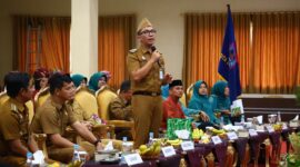 Lurah Koto Tangah Khalid Zamri menyampaikan pemaparan inovasi pelayanan publik berbasis digital di hadapan Tim Penilai Nasional dalam ajang Pemerintah Desa dan Kelurahan Award 2025 yang digelar di Aula Balai Kota Payakumbuh, Senin (27/10/2025).
