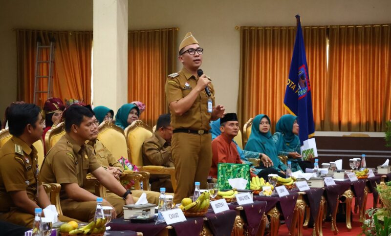 Lurah Koto Tangah Khalid Zamri menyampaikan pemaparan inovasi pelayanan publik berbasis digital di hadapan Tim Penilai Nasional dalam ajang Pemerintah Desa dan Kelurahan Award 2025 yang digelar di Aula Balai Kota Payakumbuh, Senin (27/10/2025).