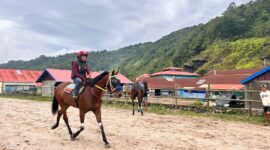 Joki memacu kudanya saat sesi latihan di Gelanggang Pacuan Kuda Bancalaweh, Padang Panjang, Senin (20/10/2025). Latihan ini menjadi bagian dari persiapan Gubernur Cup III Pacu Kuda Alek Nagari Pabasko yang akan digelar akhir pekan mendatang. (Foto: Diskominfo Padang Panjang)