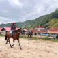 Joki memacu kudanya saat sesi latihan di Gelanggang Pacuan Kuda Bancalaweh, Padang Panjang, Senin (20/10/2025). Latihan ini menjadi bagian dari persiapan Gubernur Cup III Pacu Kuda Alek Nagari Pabasko yang akan digelar akhir pekan mendatang. (Foto: Diskominfo Padang Panjang)
