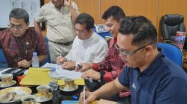 Kasatker Pelaksanaan Prasarana Strategis Provinsi Sumatera Barat, Aljihat (kanan), bersama Ketua Satgas Percepatan Pembangunan Pasar Payakumbuh, Muslim (kedua dari kanan), kroscek dokumen hasil rapat pembahasan rekonstruksi Pasar Payakumbuh di kantor Dinas PUPR setempat, Jumat (24/10/2025).