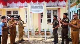 Wali Kota Payakumbuh, Zulmaeta, bersama Kepala Kejaksaan Negeri Payakumbuh, Ulil Azmi, membuka tirai papan nama Balai Musyawarah Restorative Justice di Kelurahan Bulakan Balai Kandi, Kecamatan Payakumbuh Barat, Senin (13/10/2025).