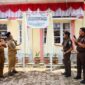 Wali Kota Payakumbuh, Zulmaeta, bersama Kepala Kejaksaan Negeri Payakumbuh, Ulil Azmi, membuka tirai papan nama Balai Musyawarah Restorative Justice di Kelurahan Bulakan Balai Kandi, Kecamatan Payakumbuh Barat, Senin (13/10/2025).