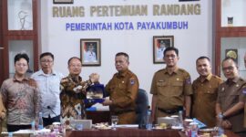 Wakil Wali Kota Payakumbuh Elzadaswarman (tengah kanan) menyerahkan cendera mata kepada Konsul Jenderal Republik Rakyat Tiongkok Huang He (tengah kiri) saat kunjungan kehormatan di Aula Randang, Balai Kota Payakumbuh, Selasa (21/10/2025). Kunjungan tersebut membahas potensi kerja sama di bidang ekonomi, pendidikan, dan kebudayaan antara Kota Payakumbuh dan Tiongkok.