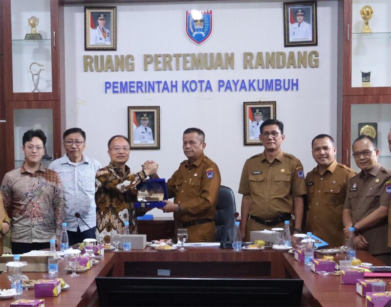 Wakil Wali Kota Payakumbuh Elzadaswarman (tengah kanan) menyerahkan cendera mata kepada Konsul Jenderal Republik Rakyat Tiongkok Huang He (tengah kiri) saat kunjungan kehormatan di Aula Randang, Balai Kota Payakumbuh, Selasa (21/10/2025). Kunjungan tersebut membahas potensi kerja sama di bidang ekonomi, pendidikan, dan kebudayaan antara Kota Payakumbuh dan Tiongkok.