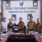 Wakil Wali Kota Payakumbuh Elzadaswarman (tengah kanan) menyerahkan cendera mata kepada Konsul Jenderal Republik Rakyat Tiongkok Huang He (tengah kiri) saat kunjungan kehormatan di Aula Randang, Balai Kota Payakumbuh, Selasa (21/10/2025). Kunjungan tersebut membahas potensi kerja sama di bidang ekonomi, pendidikan, dan kebudayaan antara Kota Payakumbuh dan Tiongkok.