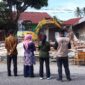 Sejumlah pejabat dan petugas Dinas Pekerjaan Umum dan Penataan Ruang (PUPR) Kota Payakumbuh menyaksikan proses pembongkaran bangunan tanpa izin yang berdiri di atas tanah milik Pemerintah Kota Payakumbuh, kawasan Jalan Imam Bonjol, Kelurahan Padangdata Tanahmati, Kamis (13/11/2025).