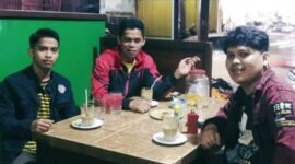 Aditia Alfiki (kiri) dan Arik Alfiki (kanan) bersama ayah mereka, Dedi Hendri (tengah), di sebuah warung sederhana di kawasan Pasar Ibuh, Payakumbuh. Dua bersaudara ini menorehkan prestasi di tingkat dunia setelah diakui oleh Apple Inc. dan NASA atas kontribusi mereka dalam bidang keamanan siber.