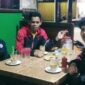 Aditia Alfiki (kiri) dan Arik Alfiki (kanan) bersama ayah mereka, Dedi Hendri (tengah), di sebuah warung sederhana di kawasan Pasar Ibuh, Payakumbuh. Dua bersaudara ini menorehkan prestasi di tingkat dunia setelah diakui oleh Apple Inc. dan NASA atas kontribusi mereka dalam bidang keamanan siber.