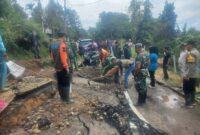 Wakil Bupati Limapuluh Kota Tinjau Lokasi Longsor di Koto Tinggi, Masak di Dapur Umum dan Salurkan Bantuan