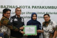Pemko Payakumbuh bersama BAZNAS Salurkan Bantuan Pendidikan untuk 100 Mahasiswa