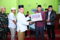 Wako Zulmaeta Serahkan Bantuan Rp35 Juta Saat Safari Ramadan di Masjid Baiturrahman