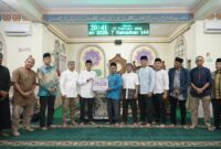 Safari Ramadan ke Masjid Baitussalam, Ketua DPRD Wirman Putra Serahkan Bantuan Rp150 Juta