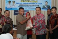 Wakil Wali Kota Payakumbuh Elzadaswarman menyerahkan bantuan secara simbolis kepada warga terdampak bencana dan gagal panen di lobi Dinas Sosial Payakumbuh, Kamis (20/8/2026).
