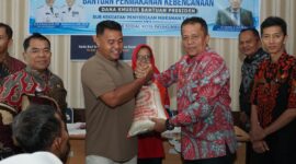 Wakil Wali Kota Payakumbuh Elzadaswarman menyerahkan bantuan secara simbolis kepada warga terdampak bencana dan gagal panen di lobi Dinas Sosial Payakumbuh, Kamis (20/8/2026).