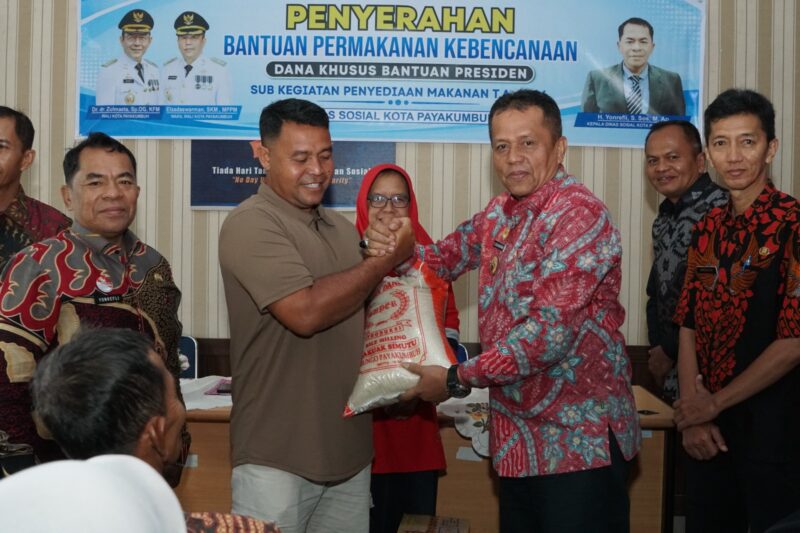 Wakil Wali Kota Payakumbuh Elzadaswarman menyerahkan bantuan secara simbolis kepada warga terdampak bencana dan gagal panen di lobi Dinas Sosial Payakumbuh, Kamis (20/8/2026).