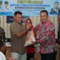 Wakil Wali Kota Payakumbuh Elzadaswarman menyerahkan bantuan secara simbolis kepada warga terdampak bencana dan gagal panen di lobi Dinas Sosial Payakumbuh, Kamis (20/8/2026).