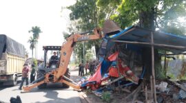 Tim gabungan Pemko Payakumbuh melakukan penertiban dan pembongkaran bangunan yang melanggar ketentuan di kawasan Batang Agam dan Jalan Imam Bonjol.