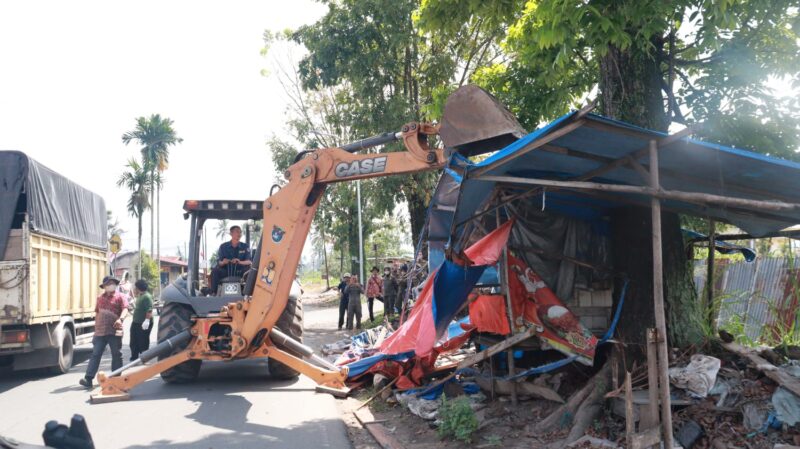 Tim gabungan Pemko Payakumbuh melakukan penertiban dan pembongkaran bangunan yang melanggar ketentuan di kawasan Batang Agam dan Jalan Imam Bonjol.