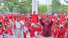 Murid PAUD bersama guru dan orang tua mengikuti rangkaian Gebyar PAUD se-Kota Payakumbuh di halaman Balai Kota Payakumbuh.