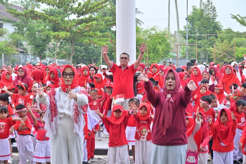 Murid PAUD bersama guru dan orang tua mengikuti rangkaian Gebyar PAUD se-Kota Payakumbuh di halaman Balai Kota Payakumbuh.