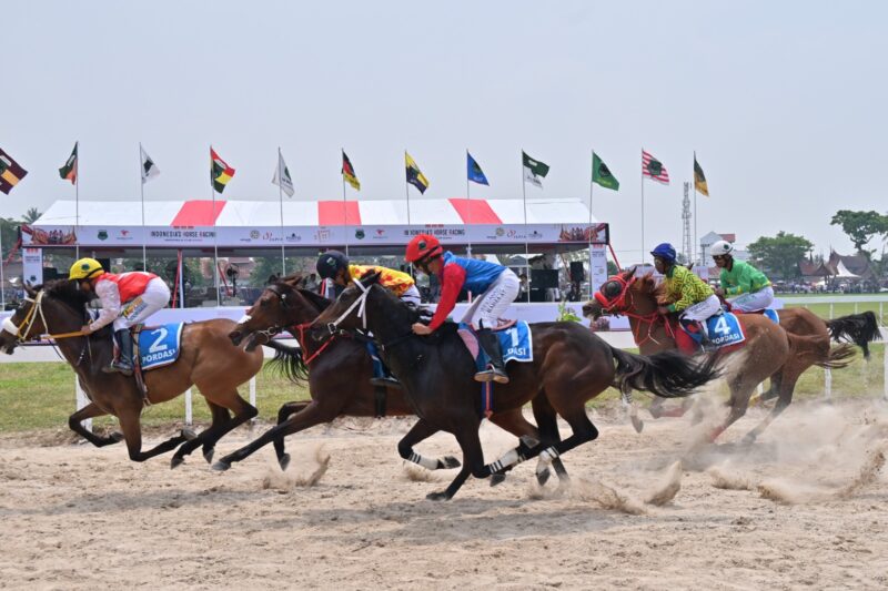 Wali Kota Payakumbuh Zulmaeta bersama jajaran menghadiri Indonesia’s Horse Racing Merdeka Cup 2026 di Lapangan Pacu Kuda Kubu Gadang, Minggu (23/8/2026).