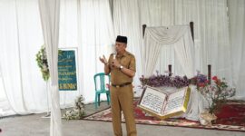 Wakil Wali Kota Payakumbuh Elzadaswarman membuka prosesi basimak pada perayaan Khatam Al-Qur'an di Masjid Al Hidayah, Kelurahan Padang Tangah Payobadar, Senin (24/8/2026).