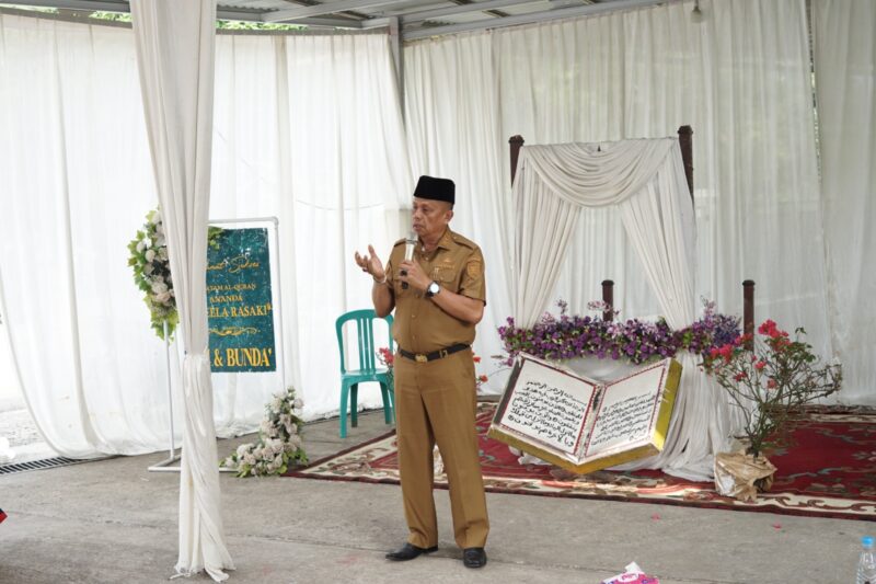 Wakil Wali Kota Payakumbuh Elzadaswarman membuka prosesi basimak pada perayaan Khatam Al-Qur'an di Masjid Al Hidayah, Kelurahan Padang Tangah Payobadar, Senin (24/8/2026).