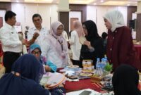 Wali Kota Payakumbuh Zulmaeta bersama Kemenekraf/Bekraf dan peserta program Pelatihan dan Pendampingan Kriya “Ekraf Peduli” di Ballroom Hotel Mangkuto, Rabu (26/8/2026).