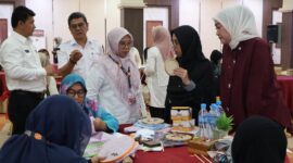 Wali Kota Payakumbuh Zulmaeta bersama Kemenekraf/Bekraf dan peserta program Pelatihan dan Pendampingan Kriya “Ekraf Peduli” di Ballroom Hotel Mangkuto, Rabu (26/8/2026).