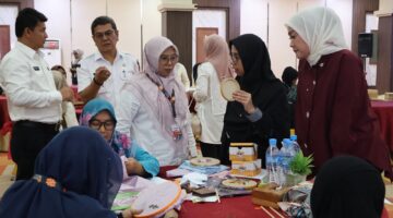 Wali Kota Payakumbuh Zulmaeta bersama Kemenekraf/Bekraf dan peserta program Pelatihan dan Pendampingan Kriya “Ekraf Peduli” di Ballroom Hotel Mangkuto, Rabu (26/8/2026).