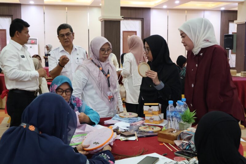 Wali Kota Payakumbuh Zulmaeta bersama Kemenekraf/Bekraf dan peserta program Pelatihan dan Pendampingan Kriya “Ekraf Peduli” di Ballroom Hotel Mangkuto, Rabu (26/8/2026).