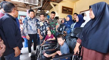 Bupati Subandi Serahkan Bantuan Kursi Roda kepada Warga Sidoarjo
