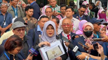 Dokter Tifa Tantang Jokowi Tunjukkan Ijazah di Depannya: Okezone News
