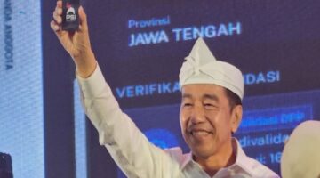 Guntur Romli Sindir Jokowi: Diminta Tunjukkan Ijazah, Kenapa Malah Pamer Kartu Anggota PSI