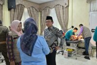 Wali Kota Payakumbuh Zulmaeta bersama pengurus Indo Jalito Peduli dan penerima manfaat saat kegiatan sunatan massal di Rumah Dinas Wali Kota Payakumbuh, Kamis (10/9/2026).