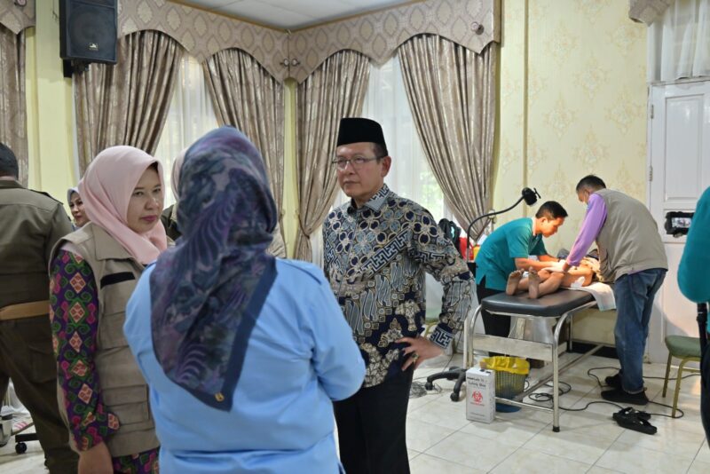 Wali Kota Payakumbuh Zulmaeta bersama pengurus Indo Jalito Peduli dan penerima manfaat saat kegiatan sunatan massal di Rumah Dinas Wali Kota Payakumbuh, Kamis (10/9/2026).