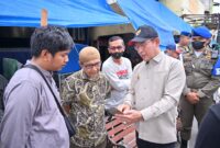 Petugas memasang pagar pembatas di kawasan Pasar Payakumbuh Blok Barat, Jumat (11/9/2026), menjelang pembongkaran yang dijadwalkan dimulai Sabtu.